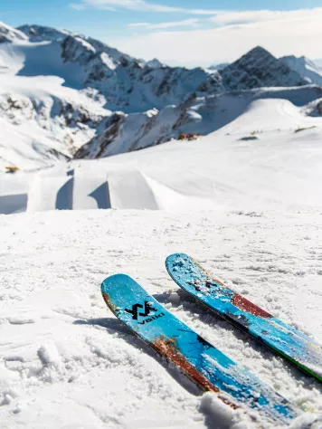 VÖLKL Revolt 84mm Flat 180 2023 Skis 2 VÖLKL Revolt 84mm Flat 180 2023 Skis - Image 2